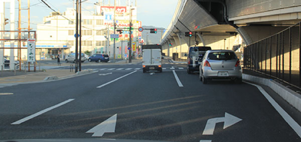 阪奈道路合流後すぐの｢阪奈宝来｣交差点を右折・Uターン