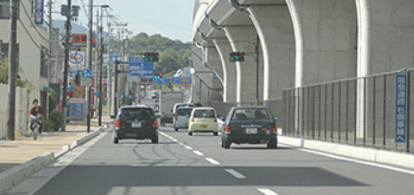 左手にガソリンスタンド（Esso）・吉野家が見えてきたら左車線に車線変更ください。
